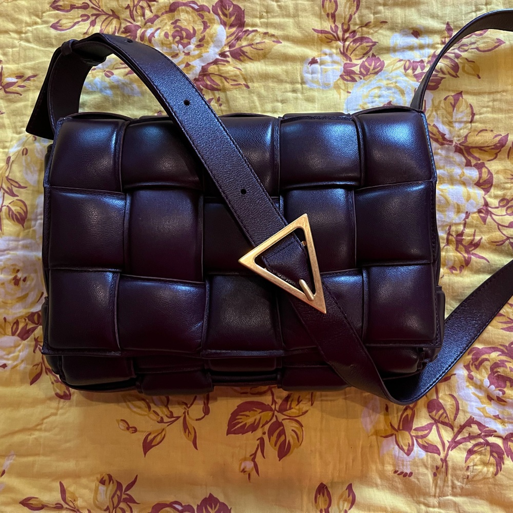 Bottega Veneta padded Cassette bag (grape)